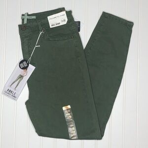 Celebrity Pink green high rise skinny pant, NWT 11